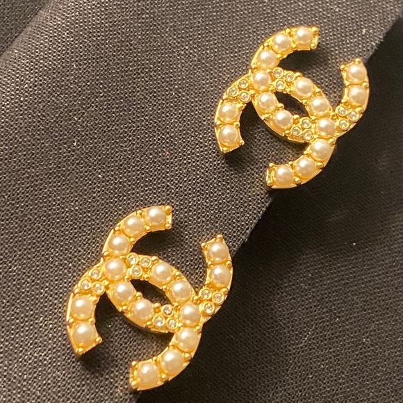 Chanel gold clip on pearl earrings with crystals - Picture 1 of 7